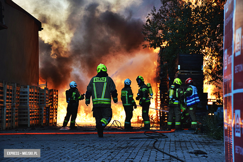 Ogromny pożar w Ożarach. Kilkanaście zastępów w akcji, trwa akcja gaśnicza