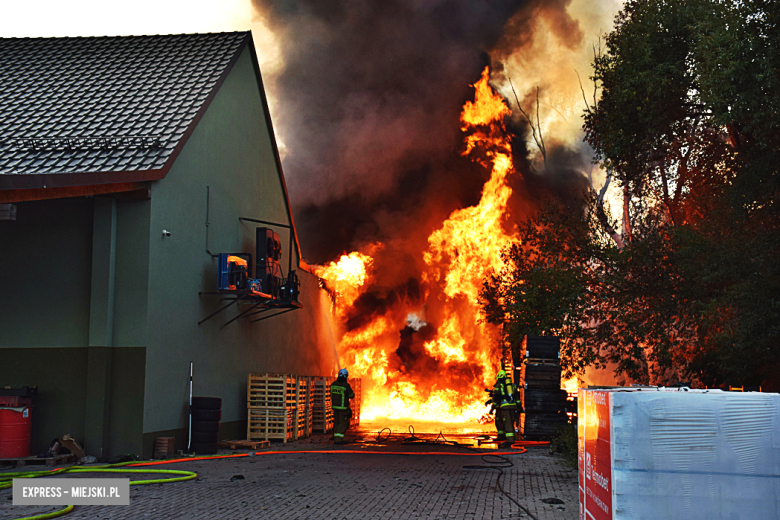 Ogromny pożar w Ożarach. Kilkanaście zastępów w akcji, trwa akcja gaśnicza