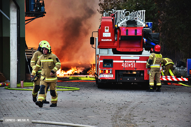 Ogromny pożar w Ożarach. Kilkanaście zastępów w akcji, trwa akcja gaśnicza