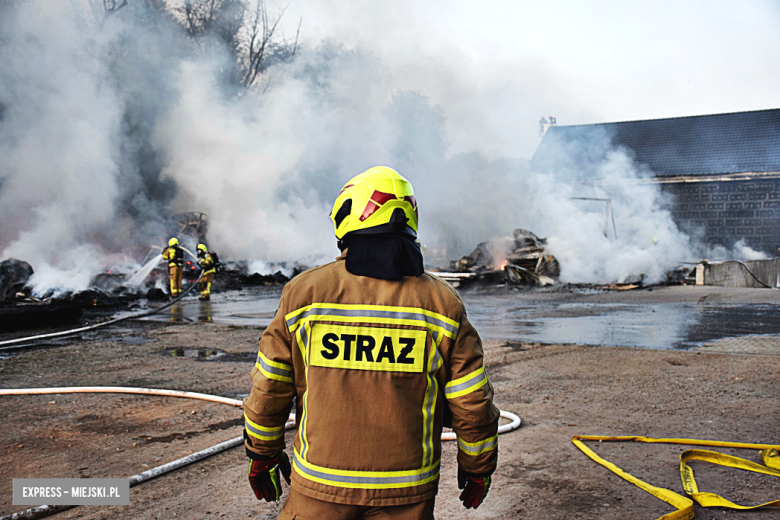 Ogromny pożar w Ożarach. Kilkanaście zastępów w akcji, trwa akcja gaśnicza