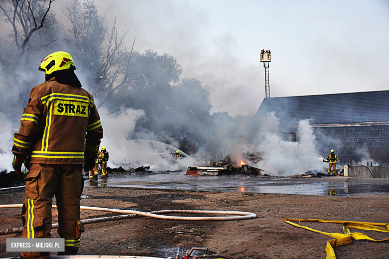 Ogromny pożar w Ożarach. Kilkanaście zastępów w akcji, trwa akcja gaśnicza