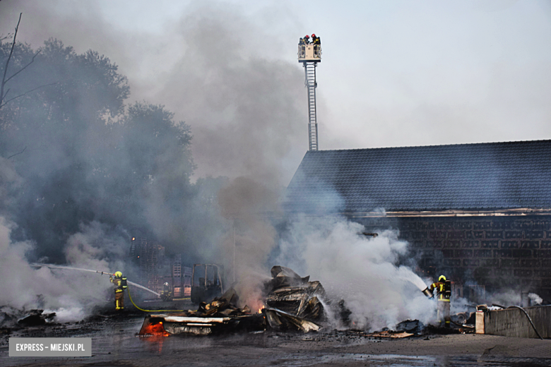 Ogromny pożar w Ożarach. Kilkanaście zastępów w akcji, trwa akcja gaśnicza