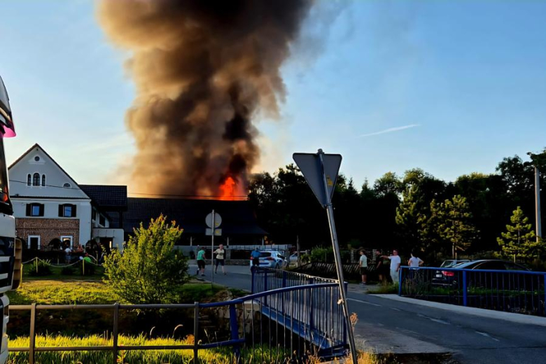 Ogromny pożar w Ożarach. Kilkanaście zastępów w akcji, trwa akcja gaśnicza