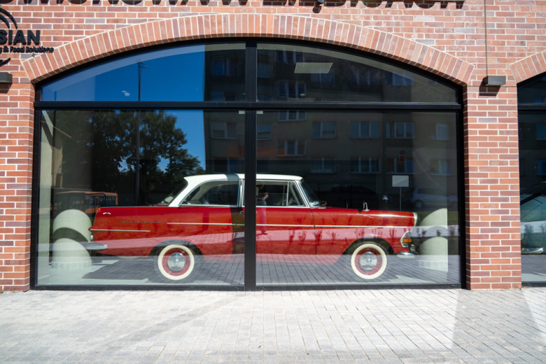 „Legendy na Kołach 2” – klasyczna motoryzacja w Ziębicach. Wystawa w hali sportowo-widowiskowej