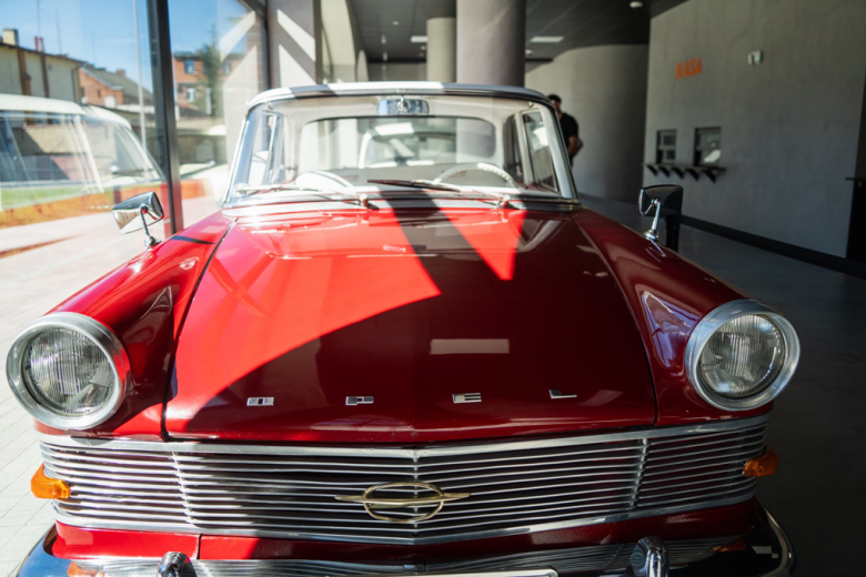 „Legendy na Kołach 2” – klasyczna motoryzacja w Ziębicach. Wystawa w hali sportowo-widowiskowej