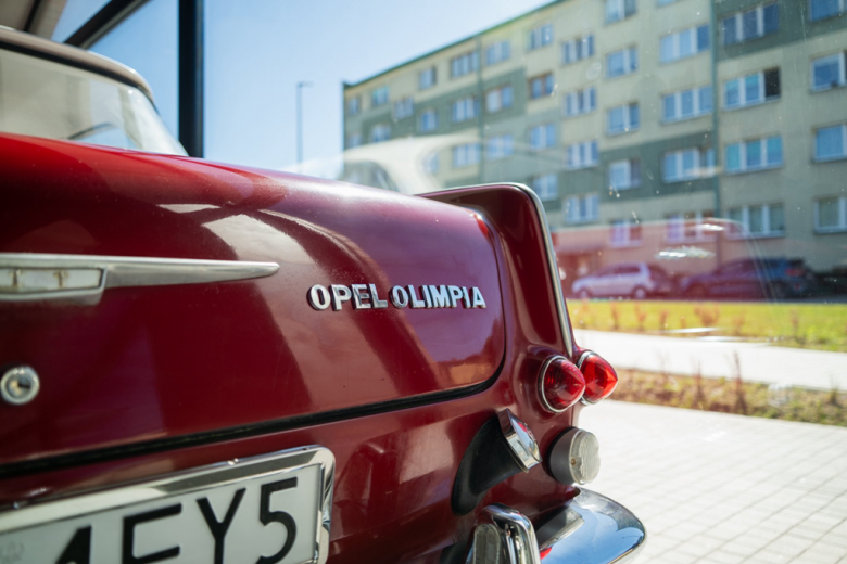 „Legendy na Kołach 2” – klasyczna motoryzacja w Ziębicach. Wystawa w hali sportowo-widowiskowej