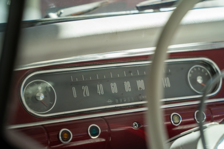 „Legendy na Kołach 2” – klasyczna motoryzacja w Ziębicach. Wystawa w hali sportowo-widowiskowej