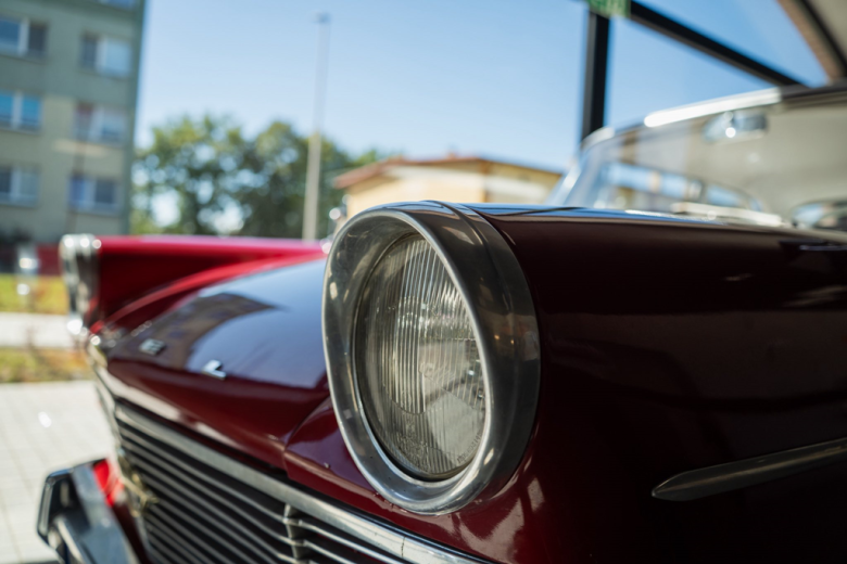 „Legendy na Kołach 2” – klasyczna motoryzacja w Ziębicach. Wystawa w hali sportowo-widowiskowej