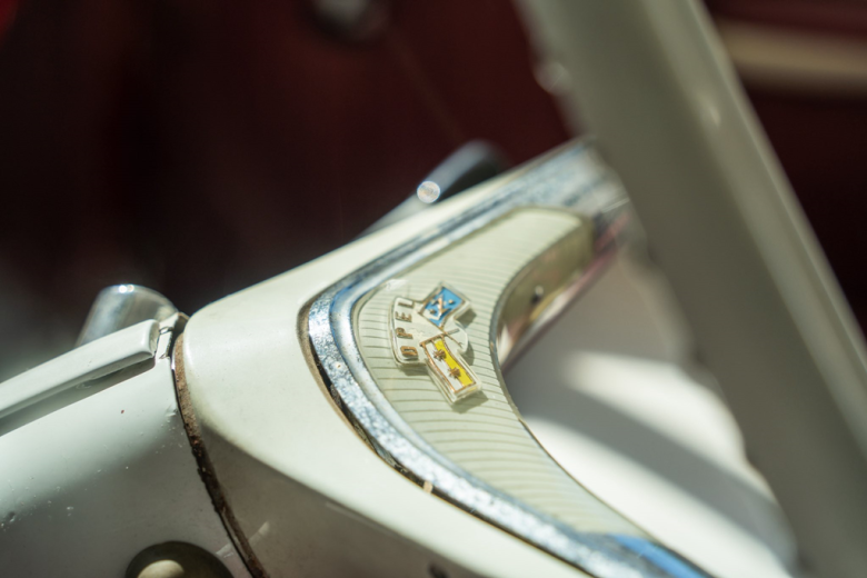 „Legendy na Kołach 2” – klasyczna motoryzacja w Ziębicach. Wystawa w hali sportowo-widowiskowej