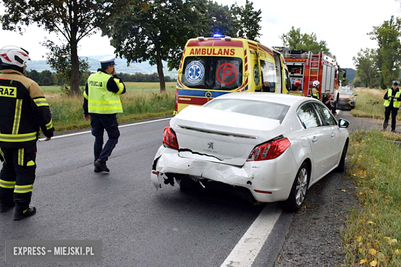 Zderzenie dwóch samochodów na krajowej ósemce
