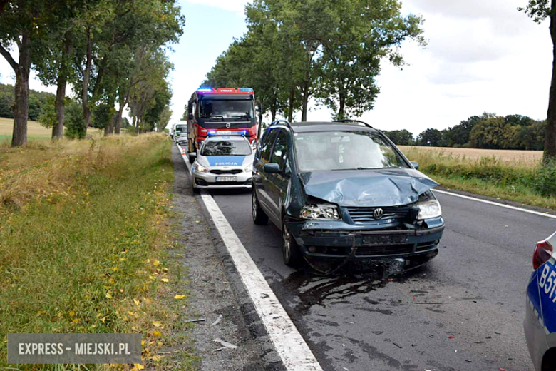 Zderzenie dwóch samochodów na krajowej ósemce