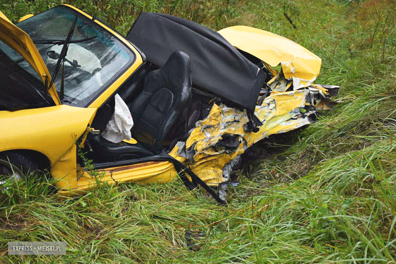 Zderzenie porsche z samochodem ciężarowym na krajowej ósemce