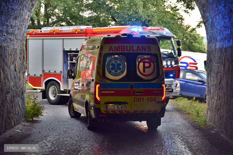 Wpadł w poślizg i uderzył w wiadukt kolejowy. Jedna osoba w szpitalu