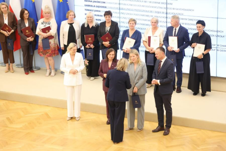 Dyrektorki z Barda i Kamieńca Ząbkowickiego z nagrodami Ministerstwa Edukacji Narodowej