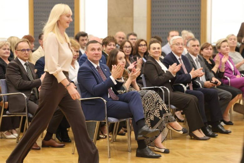 Dyrektorki z Barda i Kamieńca Ząbkowickiego z nagrodami Ministerstwa Edukacji Narodowej