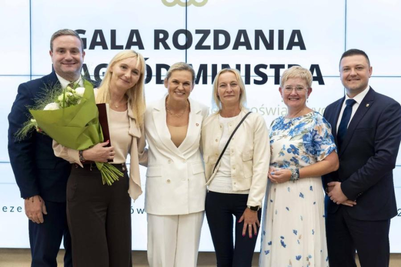 Dyrektorki z Barda i Kamieńca Ząbkowickiego z nagrodami Ministerstwa Edukacji Narodowej