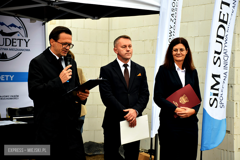 Wmurowanie kamienia węgielnego pod budowę bloku wielorodzinnego w Złotym Stoku