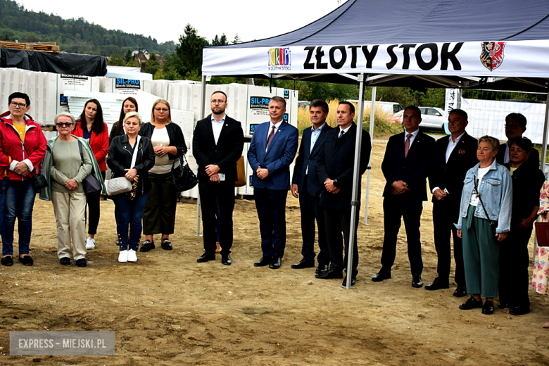 Wmurowanie kamienia węgielnego pod budowę bloku wielorodzinnego w Złotym Stoku