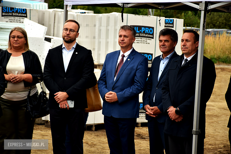 Wmurowanie kamienia węgielnego pod budowę bloku wielorodzinnego w Złotym Stoku