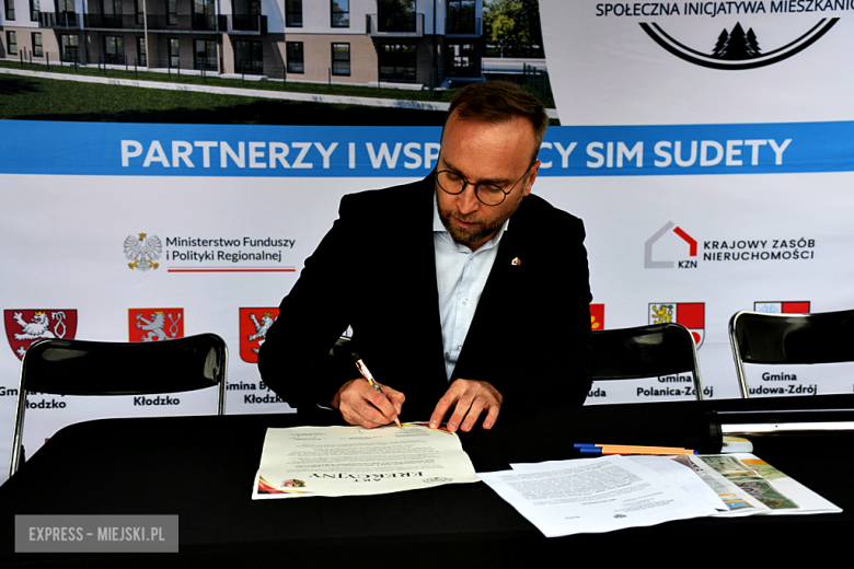 Wmurowanie kamienia węgielnego pod budowę bloku wielorodzinnego w Złotym Stoku