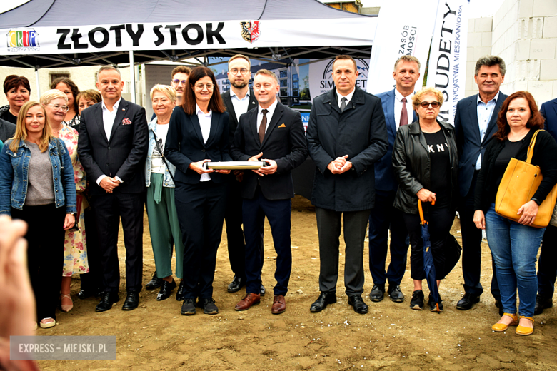 Wmurowanie kamienia węgielnego pod budowę bloku wielorodzinnego w Złotym Stoku