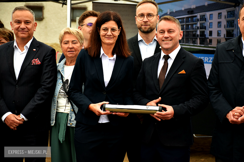 Wmurowanie kamienia węgielnego pod budowę bloku wielorodzinnego w Złotym Stoku