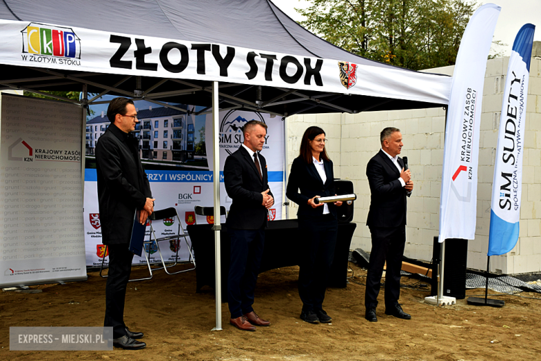 Wmurowanie kamienia węgielnego pod budowę bloku wielorodzinnego w Złotym Stoku