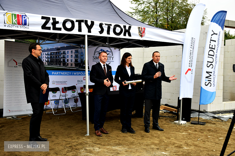 Wmurowanie kamienia węgielnego pod budowę bloku wielorodzinnego w Złotym Stoku