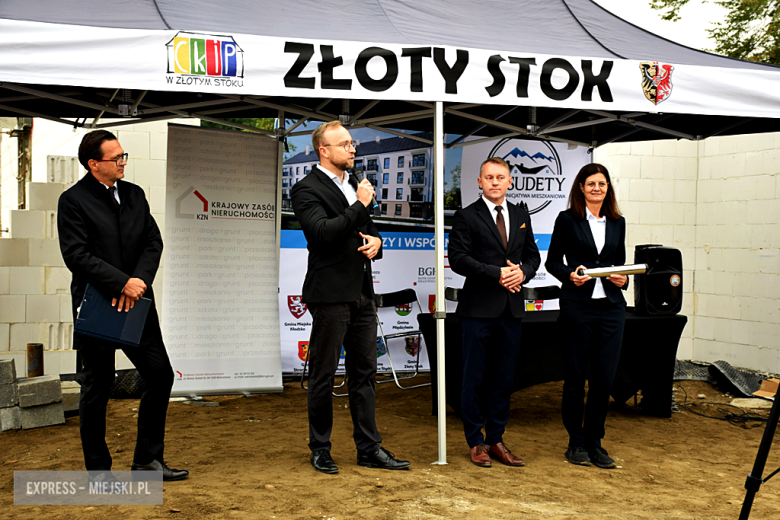 Wmurowanie kamienia węgielnego pod budowę bloku wielorodzinnego w Złotym Stoku