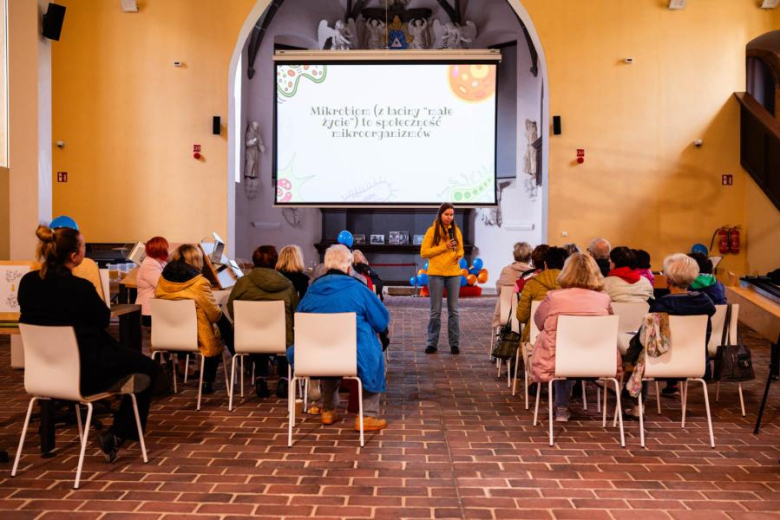 Wykład „Mikrobiom – poznaj swoich współlokatorów” w Strefie SOWA w Złotym Stoku