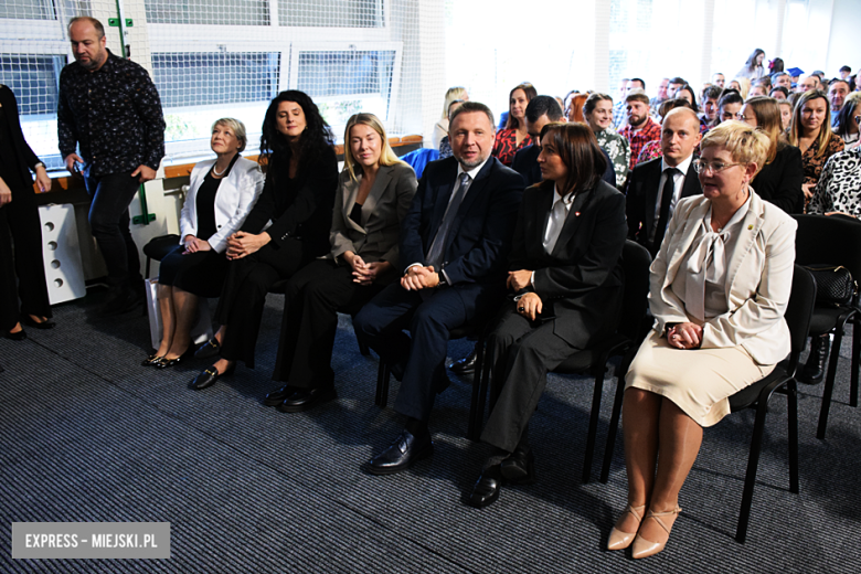 Uroczysty apel z okazji Dnia Edukacji Narodowej i pasowanie pierwszaków