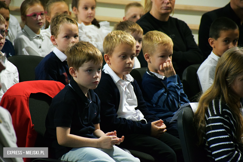 Uroczysty apel z okazji Dnia Edukacji Narodowej i pasowanie pierwszaków