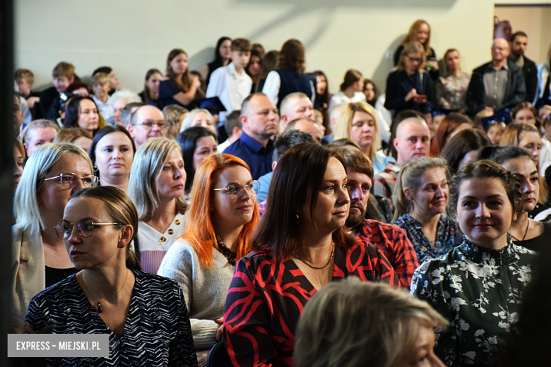 Uroczysty apel z okazji Dnia Edukacji Narodowej i pasowanie pierwszaków