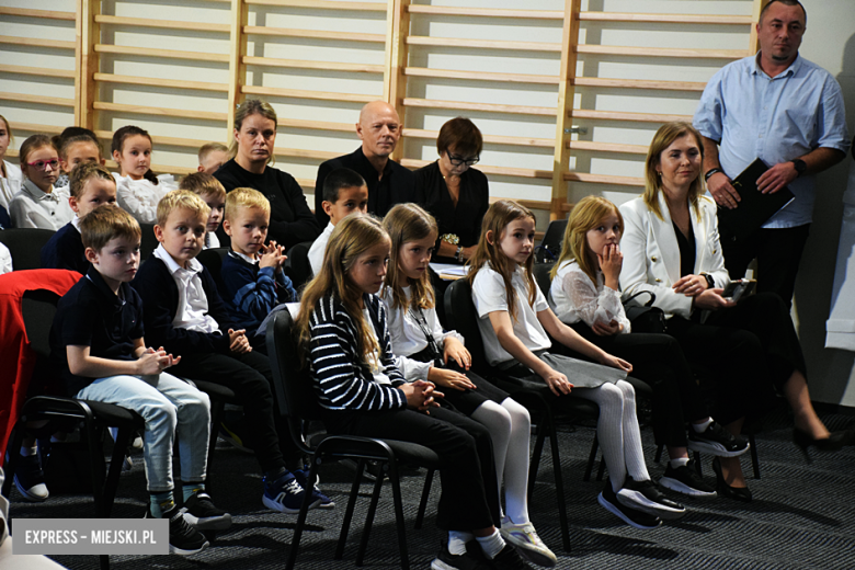 Uroczysty apel z okazji Dnia Edukacji Narodowej i pasowanie pierwszaków