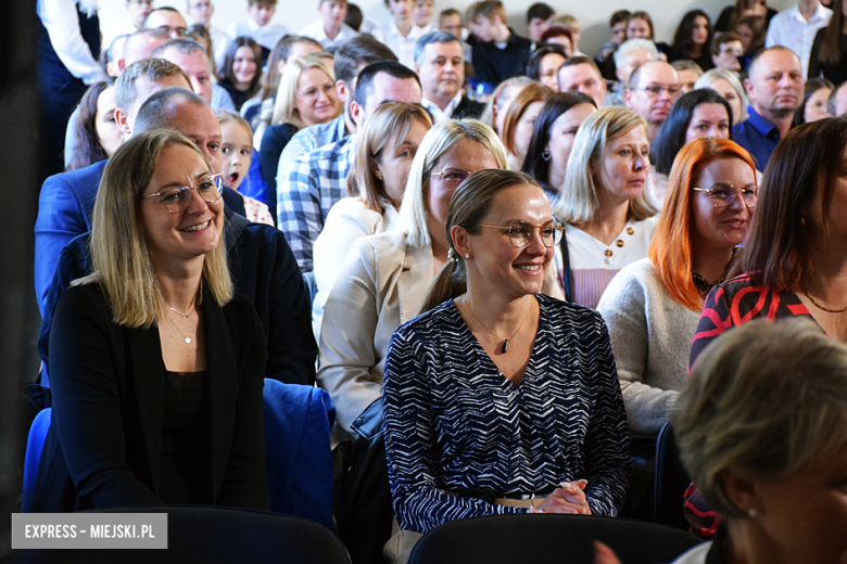 Uroczysty apel z okazji Dnia Edukacji Narodowej i pasowanie pierwszaków