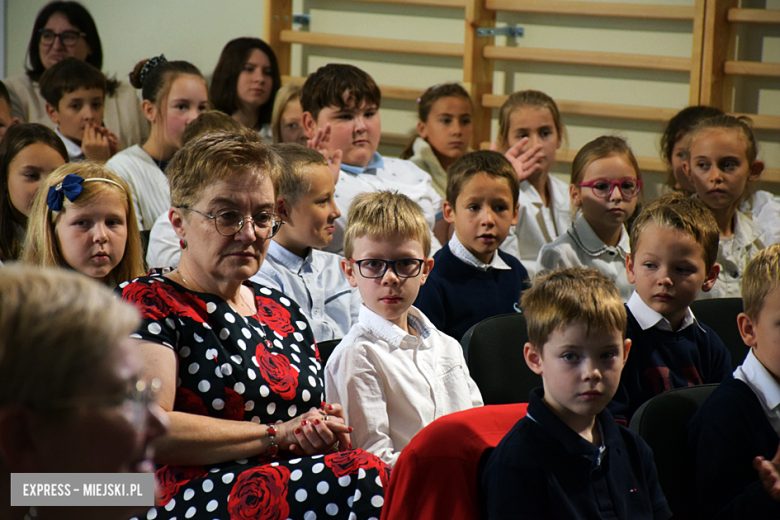 Uroczysty apel z okazji Dnia Edukacji Narodowej i pasowanie pierwszaków