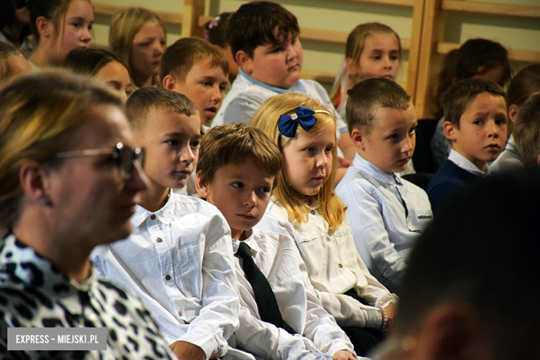Uroczysty apel z okazji Dnia Edukacji Narodowej i pasowanie pierwszaków