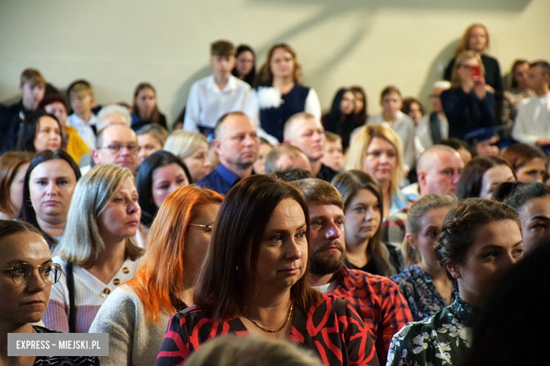 Uroczysty apel z okazji Dnia Edukacji Narodowej i pasowanie pierwszaków