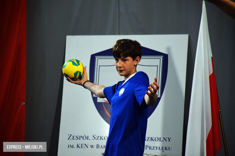 Uroczysty apel z okazji Dnia Edukacji Narodowej i pasowanie pierwszaków