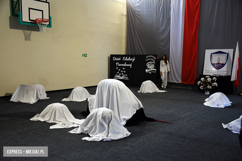 Uroczysty apel z okazji Dnia Edukacji Narodowej i pasowanie pierwszaków