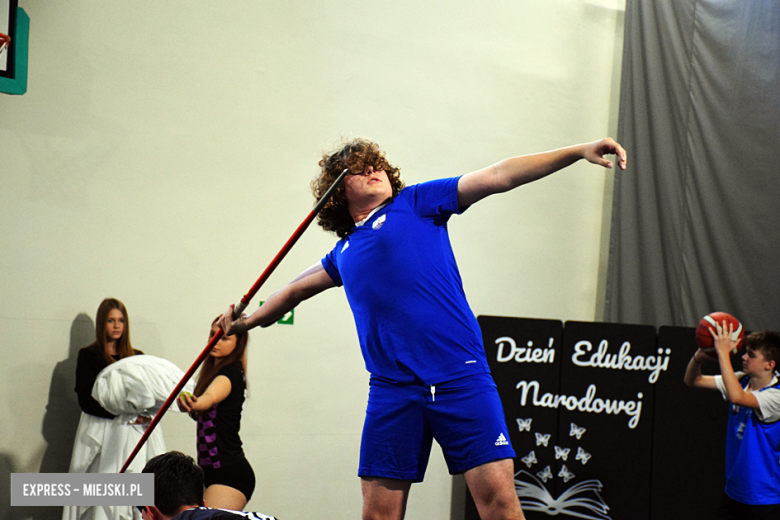 Uroczysty apel z okazji Dnia Edukacji Narodowej i pasowanie pierwszaków