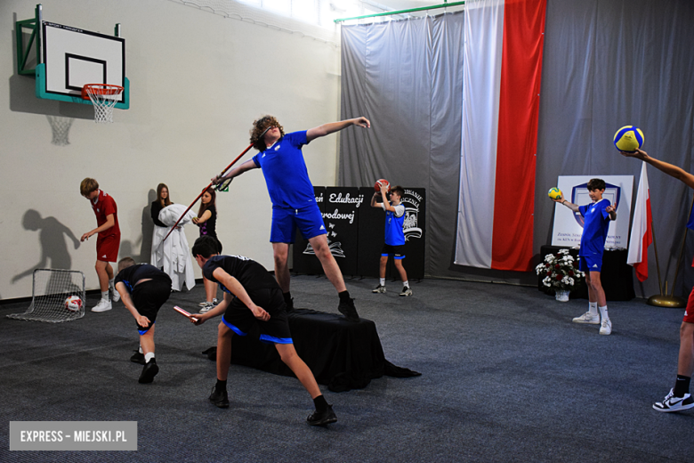 Uroczysty apel z okazji Dnia Edukacji Narodowej i pasowanie pierwszaków