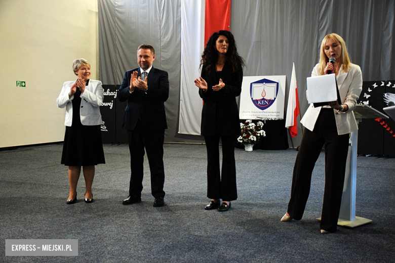 Uroczysty apel z okazji Dnia Edukacji Narodowej i pasowanie pierwszaków