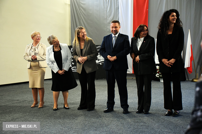 Uroczysty apel z okazji Dnia Edukacji Narodowej i pasowanie pierwszaków