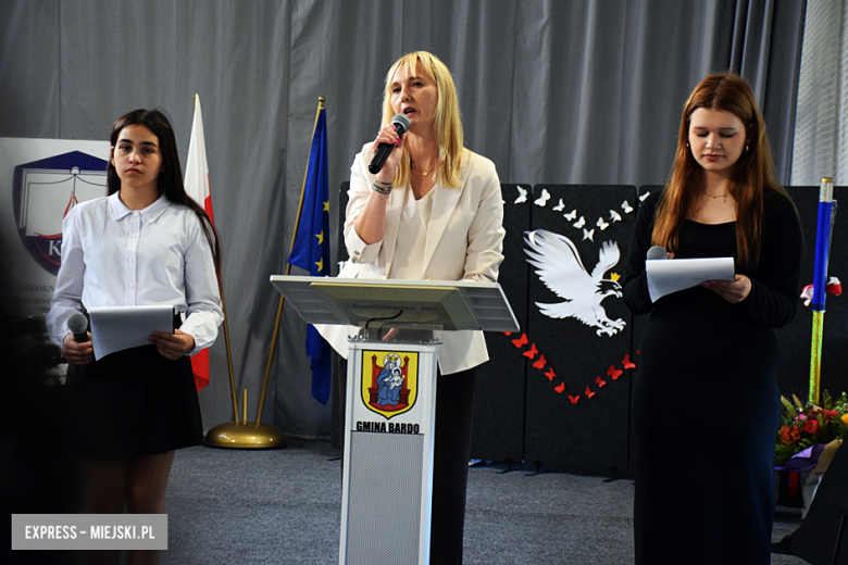 Uroczysty apel z okazji Dnia Edukacji Narodowej i pasowanie pierwszaków