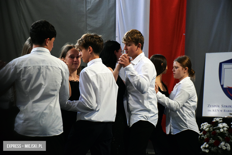 Uroczysty apel z okazji Dnia Edukacji Narodowej i pasowanie pierwszaków