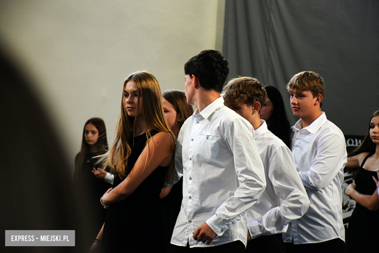 Uroczysty apel z okazji Dnia Edukacji Narodowej i pasowanie pierwszaków