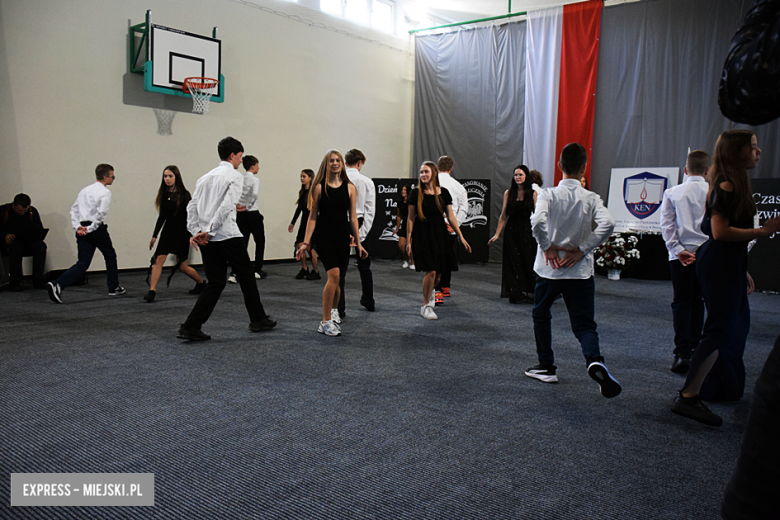 Uroczysty apel z okazji Dnia Edukacji Narodowej i pasowanie pierwszaków