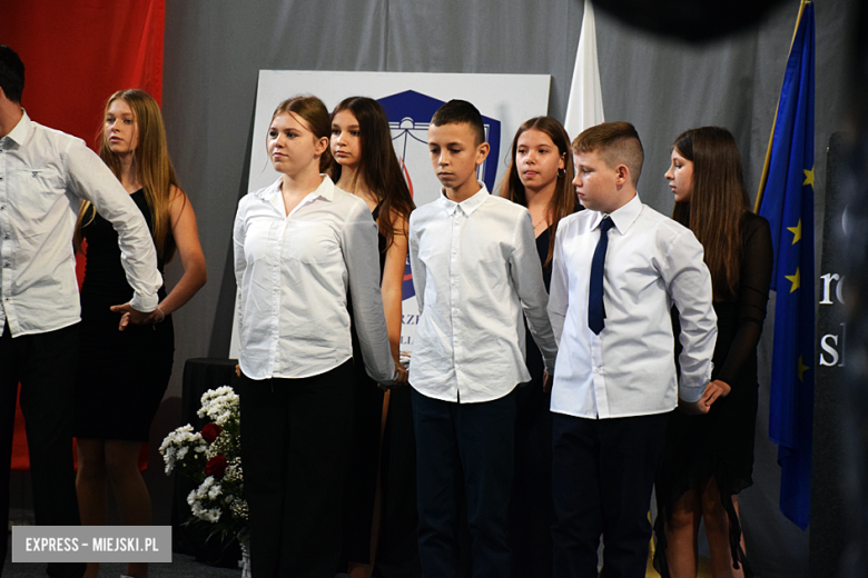 Uroczysty apel z okazji Dnia Edukacji Narodowej i pasowanie pierwszaków