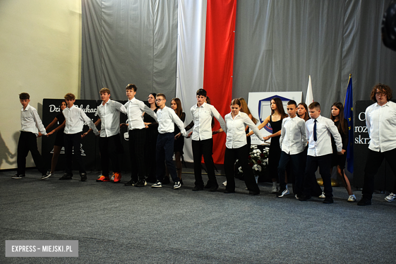 Uroczysty apel z okazji Dnia Edukacji Narodowej i pasowanie pierwszaków